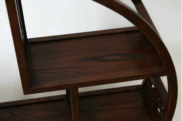 中古　高級工芸家具　欅(ケヤキ)材　丸型デザインがユニークな彫刻入り飾り棚　(R-087713)