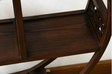 中古　高級工芸家具　欅(ケヤキ)材　丸型デザインがユニークな彫刻入り飾り棚　(R-087713)