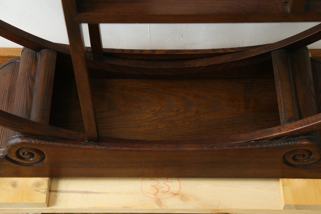 中古　高級工芸家具　欅(ケヤキ)材　丸型デザインがユニークな彫刻入り飾り棚　(R-087713)