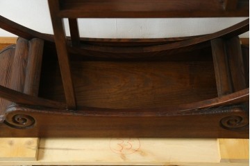 中古　高級工芸家具　欅(ケヤキ)材　丸型デザインがユニークな彫刻入り飾り棚　(R-087713)