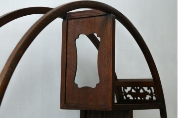 中古　高級工芸家具　欅(ケヤキ)材　丸型デザインがユニークな彫刻入り飾り棚　(R-087713)