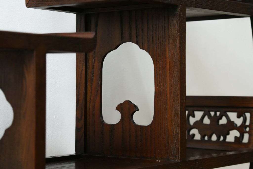 中古　高級工芸家具　欅(ケヤキ)材　丸型デザインがユニークな彫刻入り飾り棚　(R-087713)