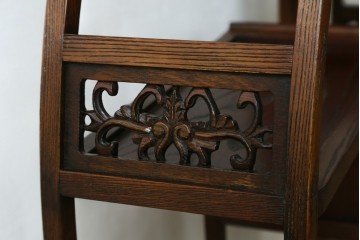 中古　高級工芸家具　欅(ケヤキ)材　丸型デザインがユニークな彫刻入り飾り棚　(R-087713)