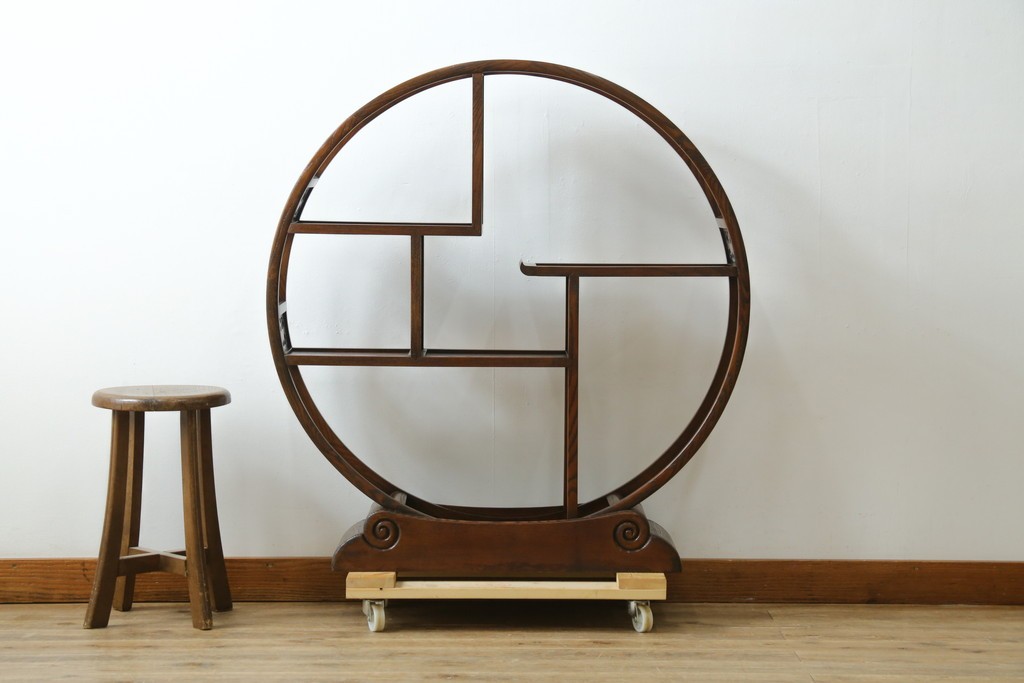 中古　高級工芸家具　欅(ケヤキ)材　丸型デザインがユニークな彫刻入り飾り棚　(R-087713)
