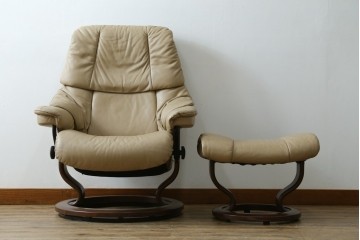 中古　美品　EKORNES(エコーネス)　本革　ストレスレス レノ クラシック(S)　包み込むような座り心地のリクライニングチェアとオットマンのセット　定価約45万円　(R-087714)