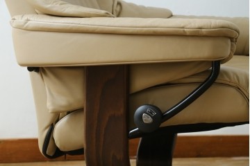 中古　美品　EKORNES(エコーネス)　本革　ストレスレス レノ クラシック(S)　包み込むような座り心地のリクライニングチェアとオットマンのセット　定価約45万円　(R-087714)
