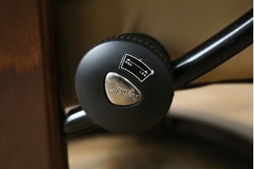 中古　美品　EKORNES(エコーネス)　本革　ストレスレス レノ クラシック(S)　包み込むような座り心地のリクライニングチェアとオットマンのセット　定価約45万円　(R-087714)