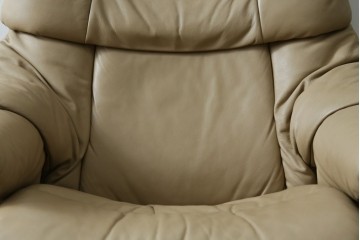 中古　美品　EKORNES(エコーネス)　本革　ストレスレス レノ クラシック(S)　包み込むような座り心地のリクライニングチェアとオットマンのセット　定価約45万円　(R-087714)