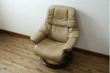 中古　美品　EKORNES(エコーネス)　本革　ストレスレス レノ クラシック(S)　包み込むような座り心地のリクライニングチェアとオットマンのセット　定価約45万円　(R-087714)