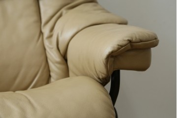 中古　美品　EKORNES(エコーネス)　本革　ストレスレス レノ クラシック(S)　包み込むような座り心地のリクライニングチェアとオットマンのセット　定価約45万円　(R-087714)