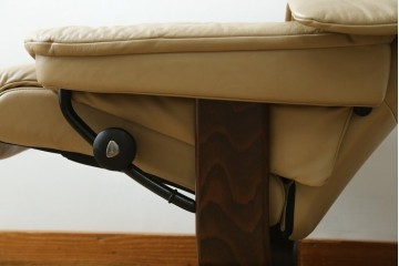 中古　美品　EKORNES(エコーネス)　本革　ストレスレス レノ クラシック(S)　包み込むような座り心地のリクライニングチェアとオットマンのセット　定価約45万円　(R-087714)