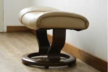 中古　美品　EKORNES(エコーネス)　本革　ストレスレス レノ クラシック(S)　包み込むような座り心地のリクライニングチェアとオットマンのセット　定価約45万円　(R-087714)