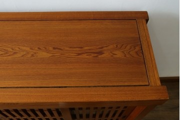 中古　欅(ケヤキ)材　格子戸が美しい水屋箪笥サイドボード　(R-087719)