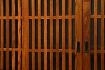 中古　欅(ケヤキ)材　格子戸が美しい水屋箪笥サイドボード　(R-087719)