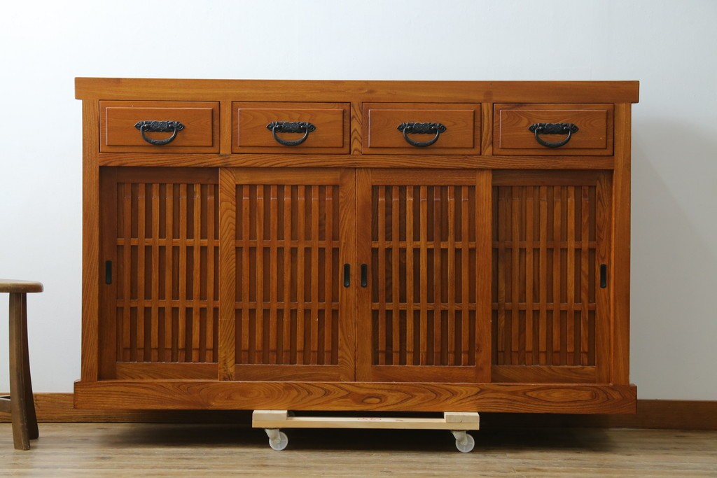中古　欅(ケヤキ)材　格子戸が印象的な水屋箪笥サイドボード　(R-087720)