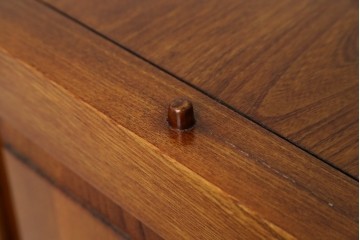 中古　欅(ケヤキ)材　格子戸が印象的な水屋箪笥サイドボード　(R-087720)