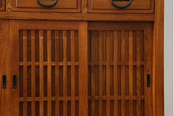 中古　欅(ケヤキ)材　格子戸が印象的な水屋箪笥サイドボード　(R-087720)