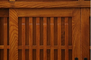 中古　欅(ケヤキ)材　格子戸が印象的な水屋箪笥サイドボード　(R-087720)