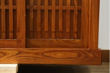 中古　欅(ケヤキ)材　格子戸が印象的な水屋箪笥サイドボード　(R-087720)