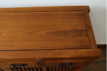 中古　欅(ケヤキ)材　格子戸が印象的な水屋箪笥サイドボード　(R-087720)