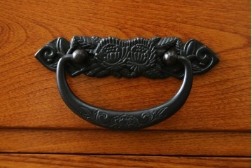 中古　欅(ケヤキ)材　格子戸が印象的な水屋箪笥サイドボード　(R-087720)