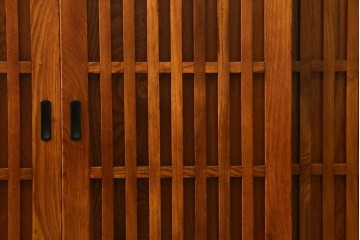 中古　欅(ケヤキ)材　格子戸が印象的な水屋箪笥サイドボード　(R-087720)