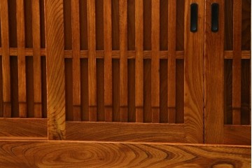 中古　欅(ケヤキ)材　格子戸が印象的な水屋箪笥サイドボード　(R-087720)