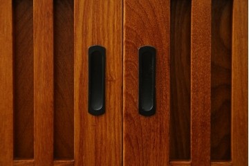 中古　欅(ケヤキ)材　格子戸が印象的な水屋箪笥サイドボード　(R-087720)