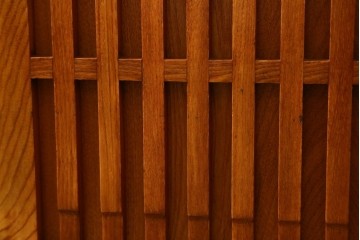 中古　欅(ケヤキ)材　格子戸が印象的な水屋箪笥サイドボード　(R-087720)