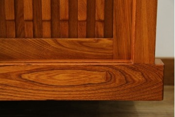 中古　欅(ケヤキ)材　格子戸が印象的な水屋箪笥サイドボード　(R-087720)