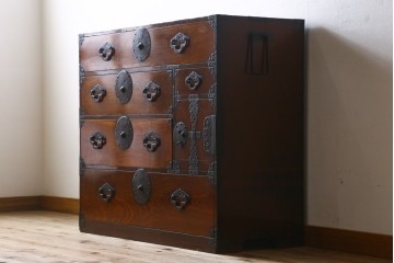 和製アンティーク　美品　前面欅(ケヤキ)材　漆塗り　欅材の美しい杢目と菊金具が魅力の米沢箪笥　(R-087721)