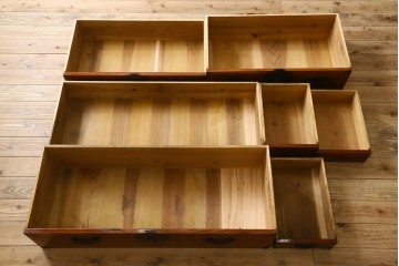 和製アンティーク　美品　前面欅(ケヤキ)材　漆塗り　欅材の美しい杢目と菊金具が魅力の米沢箪笥　(R-087721)