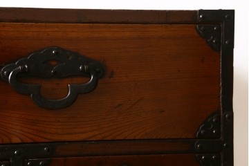 和製アンティーク　美品　前面欅(ケヤキ)材　漆塗り　欅材の美しい杢目と菊金具が魅力の米沢箪笥　(R-087721)