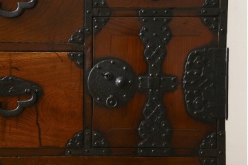 和製アンティーク　美品　前面欅(ケヤキ)材　漆塗り　欅材の美しい杢目と菊金具が魅力の米沢箪笥　(R-087721)