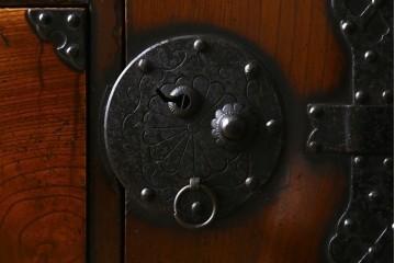 和製アンティーク　美品　前面欅(ケヤキ)材　漆塗り　欅材の美しい杢目と菊金具が魅力の米沢箪笥　(R-087721)