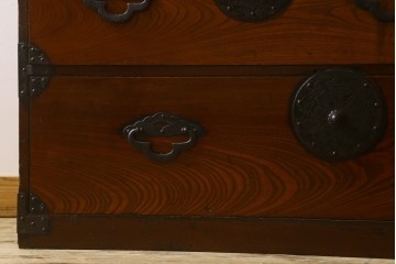 和製アンティーク　美品　前面欅(ケヤキ)材　漆塗り　欅材の美しい杢目と菊金具が魅力の米沢箪笥　(R-087721)