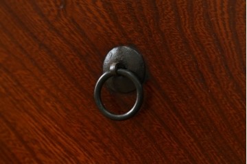 和製アンティーク　美品　前面欅(ケヤキ)材　漆塗り　欅材の美しい杢目と菊金具が魅力の米沢箪笥　(R-087721)