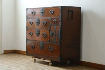 和製アンティーク　美品　前面欅(ケヤキ)材　漆塗り　欅材の美しい杢目と菊金具が魅力の米沢箪笥　(R-087721)