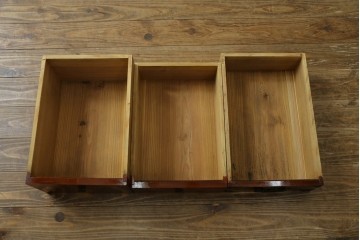 和製アンティーク　美品　前面欅(ケヤキ)材　漆塗り　欅材の美しい杢目と菊金具が魅力の米沢箪笥　(R-087721)