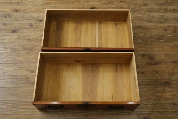 和製アンティーク　美品　前面欅(ケヤキ)材　漆塗り　欅材の美しい杢目と菊金具が魅力の米沢箪笥　(R-087721)