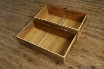 和製アンティーク　美品　前面欅(ケヤキ)材　漆塗り　欅材の美しい杢目と菊金具が魅力の米沢箪笥　(R-087721)