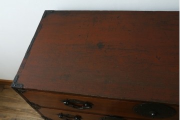 和製アンティーク　美品　前面欅(ケヤキ)材　漆塗り　欅材の美しい杢目と菊金具が魅力の米沢箪笥　(R-087721)