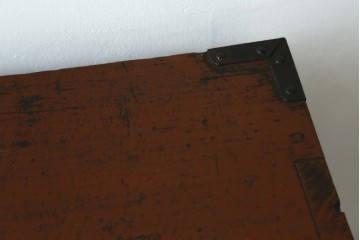 和製アンティーク　美品　前面欅(ケヤキ)材　漆塗り　欅材の美しい杢目と菊金具が魅力の米沢箪笥　(R-087721)