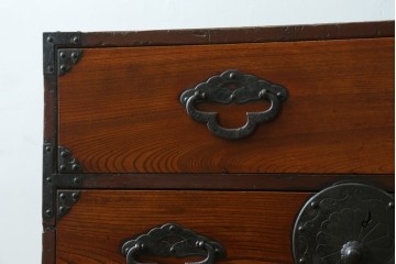和製アンティーク　美品　前面欅(ケヤキ)材　漆塗り　欅材の美しい杢目と菊金具が魅力の米沢箪笥　(R-087721)