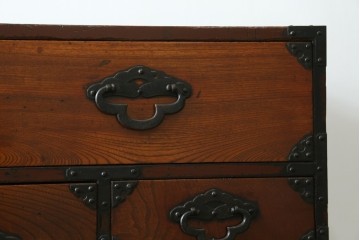 和製アンティーク　美品　前面欅(ケヤキ)材　漆塗り　欅材の美しい杢目と菊金具が魅力の米沢箪笥　(R-087721)