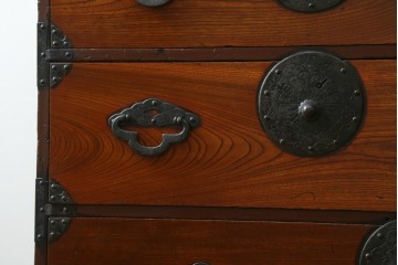 和製アンティーク　美品　前面欅(ケヤキ)材　漆塗り　欅材の美しい杢目と菊金具が魅力の米沢箪笥　(R-087721)