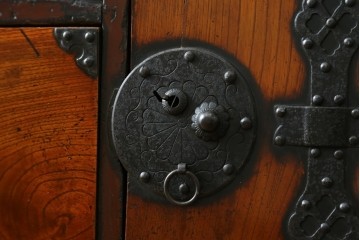 和製アンティーク　美品　前面欅(ケヤキ)材　漆塗り　欅材の美しい杢目と菊金具が魅力の米沢箪笥　(R-087721)