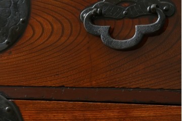和製アンティーク　美品　前面欅(ケヤキ)材　漆塗り　欅材の美しい杢目と菊金具が魅力の米沢箪笥　(R-087721)