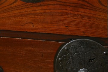 和製アンティーク　美品　前面欅(ケヤキ)材　漆塗り　欅材の美しい杢目と菊金具が魅力の米沢箪笥　(R-087721)