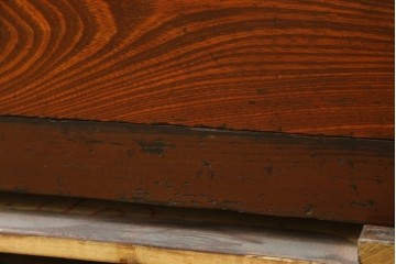 和製アンティーク　美品　前面欅(ケヤキ)材　漆塗り　欅材の美しい杢目と菊金具が魅力の米沢箪笥　(R-087721)